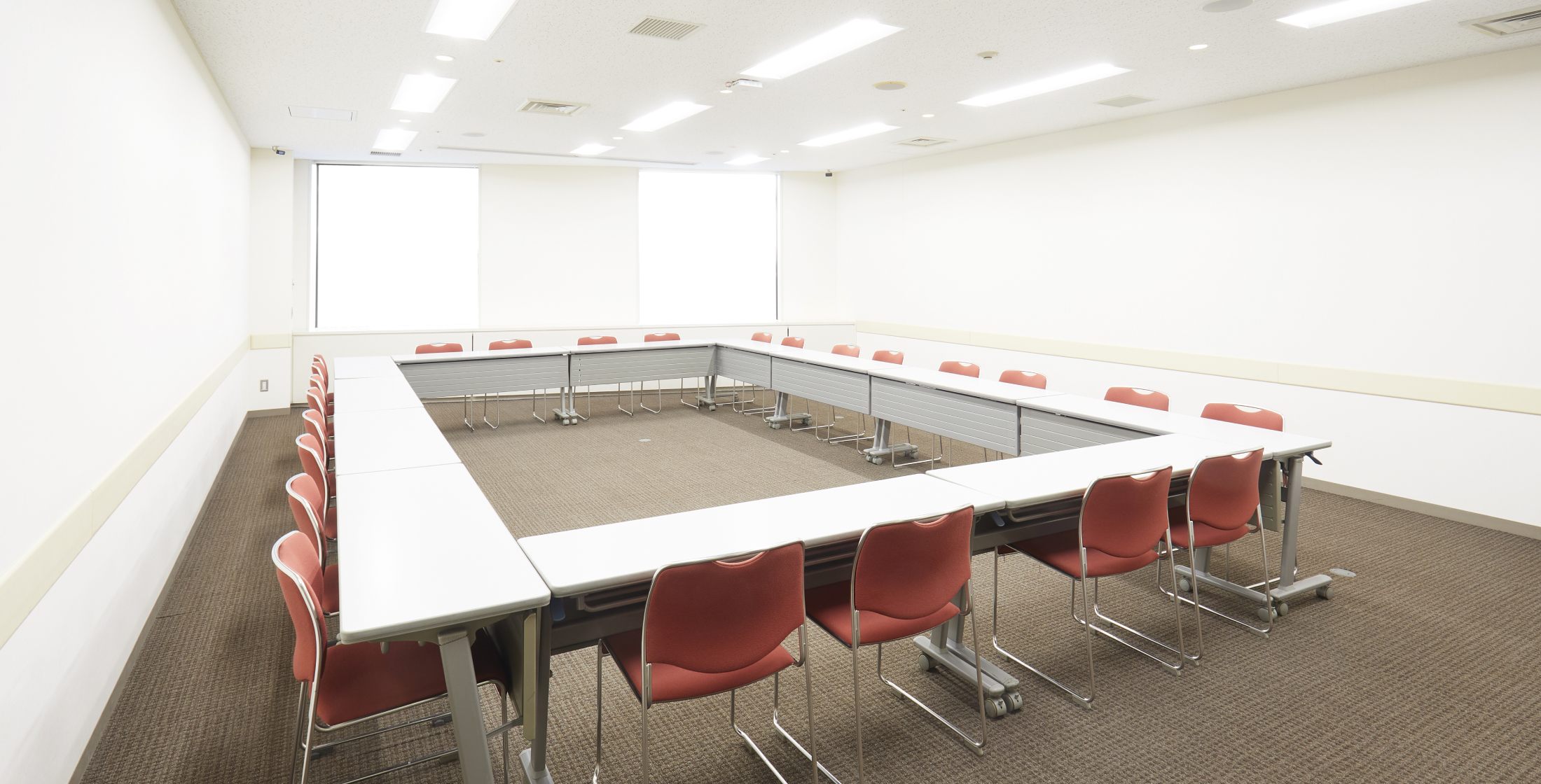 貸し会議室104ロの字形式