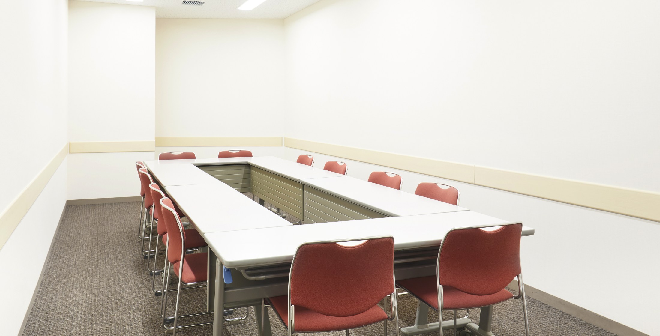 貸し会議室105ロの字形式