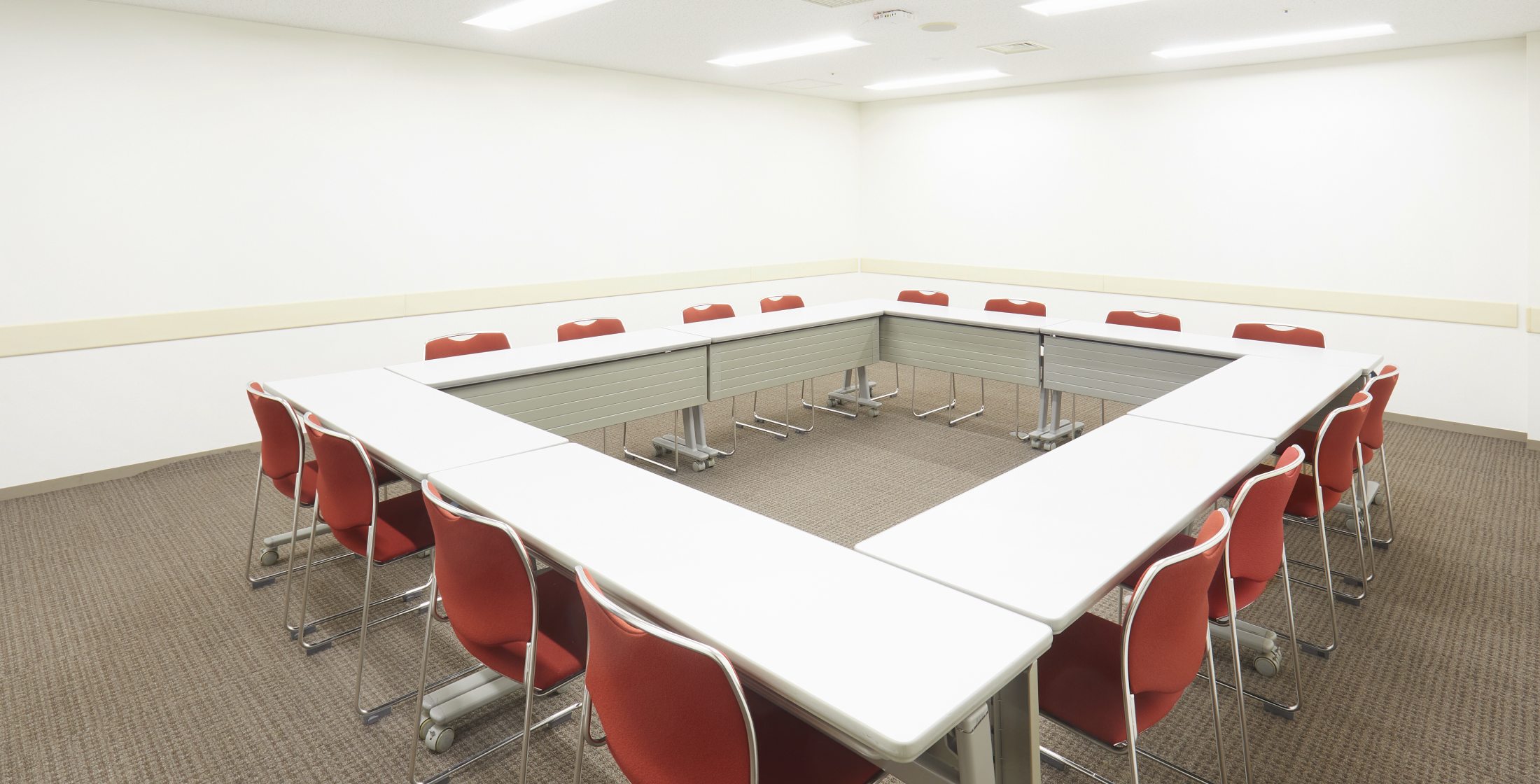 貸し会議室113ロの字形式