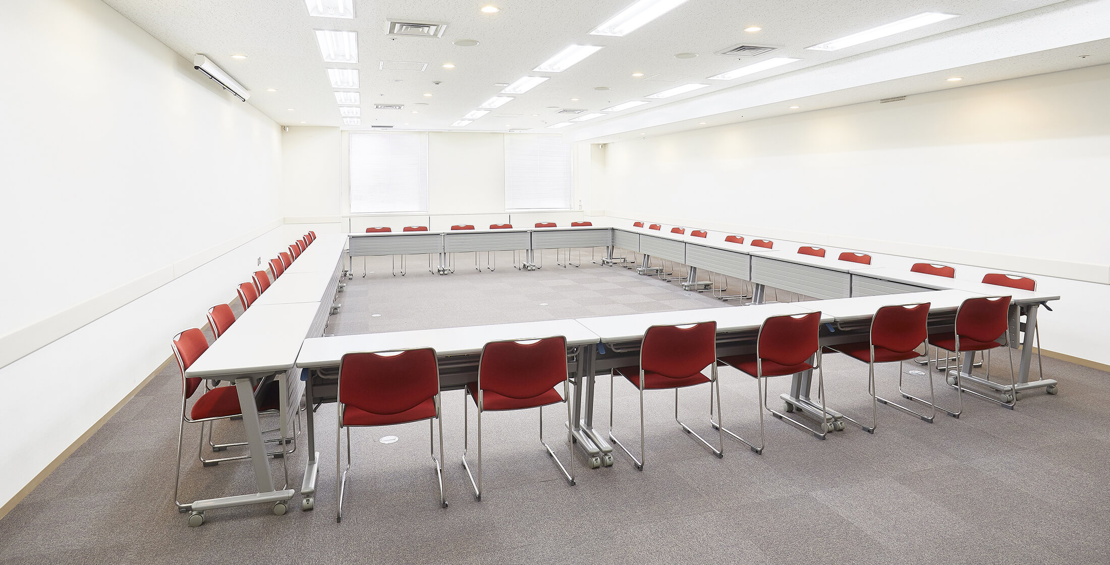 貸し会議室116ロの字形式